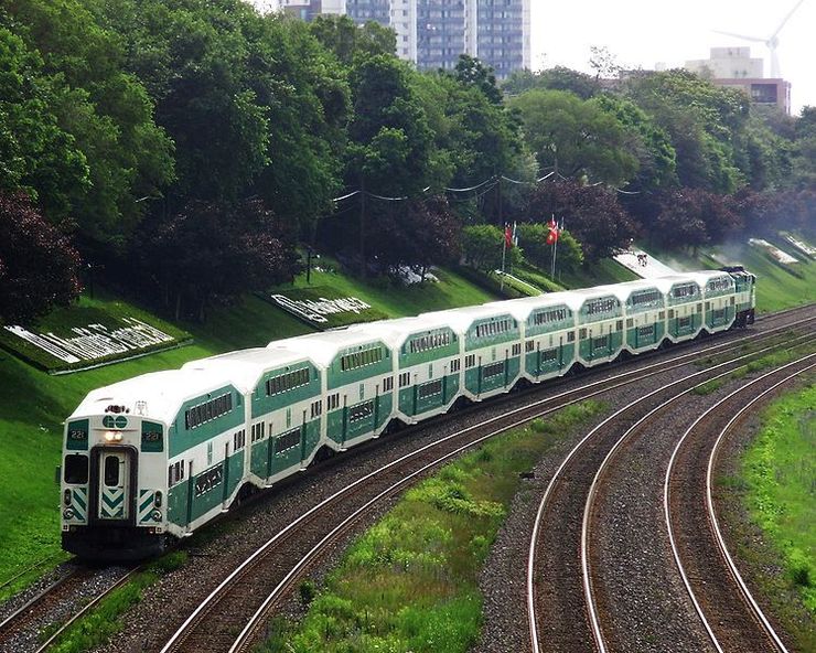 Toronto GO Train And GO Bus Visitor S Guide   562x449px Lakeshore West GOTrain By GTD Aquitaine Via Wikipedia Public Domain 